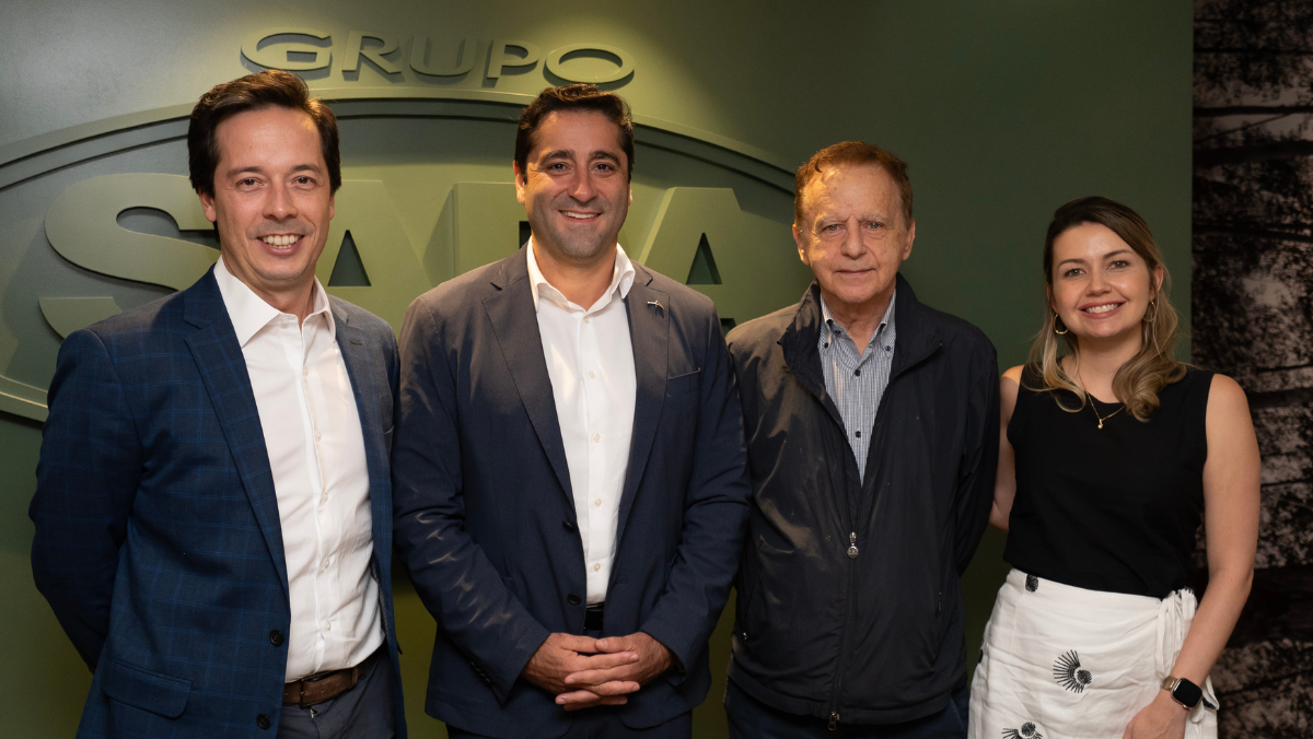 Da esquerda para a direita: Bernardo Rosenthal, diretor de Metálicos da ArcelorMittal Aços Longos; Everton Negresiolo, CEO da ArcelorMittal Aços Longos LATAM; Vittorio Medioli, presidente do Grupo SADA; e Daniela Medioli, vice-presidente do Grupo SADA.